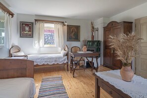 Nhà dành cho gia đình, nhiều phòng ngủ, 2 phòng tắm, cạnh núi (Traditional House Kal With Hot tub) | 4 phòng ngủ, bàn, khu vực làm việc phù hợp cho laptop 