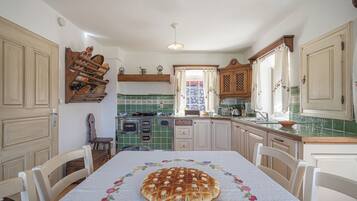 Family House, Multiple Bedrooms, 2 Bathrooms, Mountainside (Traditional House Kal With Whirlpool) | Dining