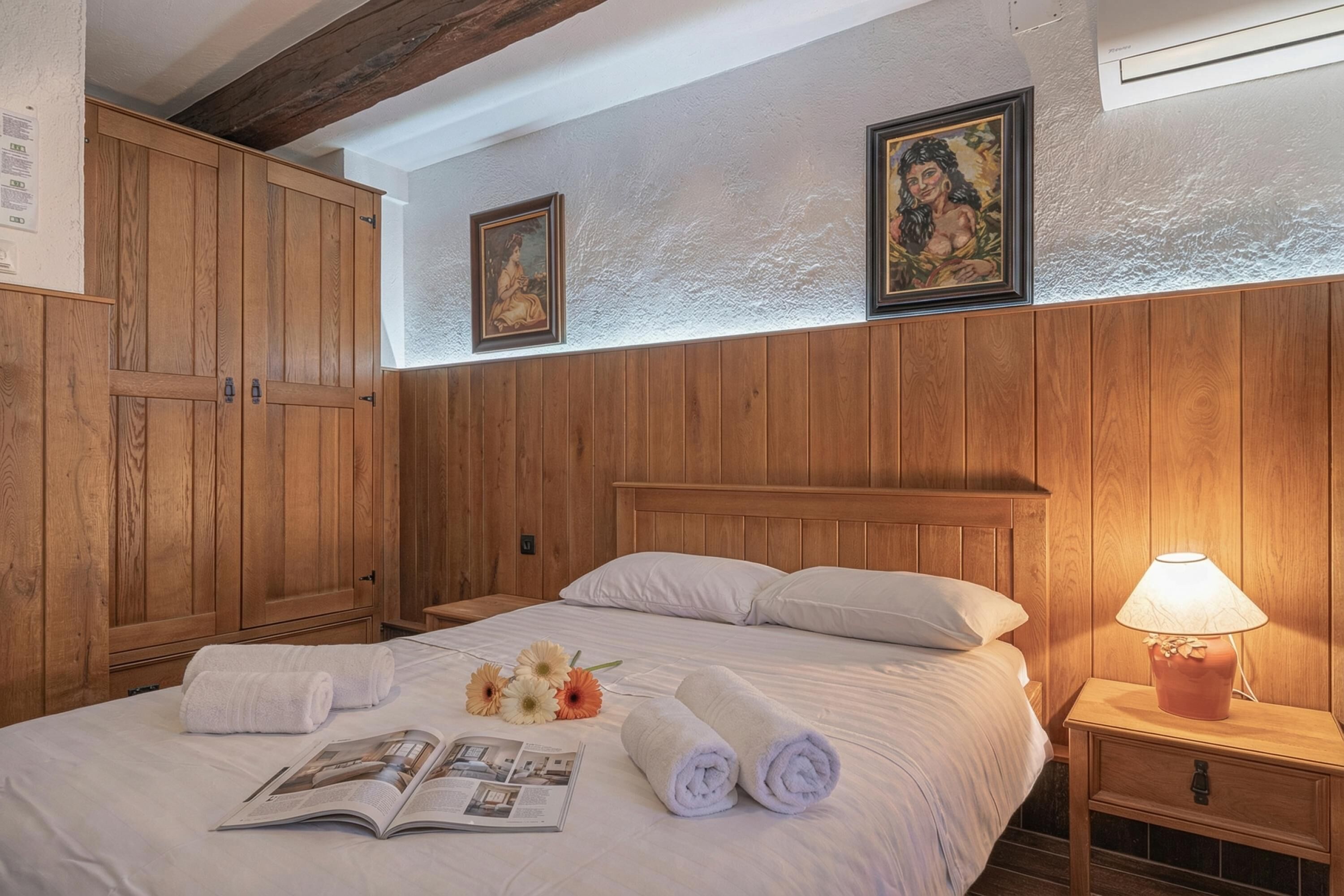 Familiehus, flere soverom, 2 bad, ved fjell (Traditional House Kal With Hot tub) | 4 soverom, skrivebord, skrivebord for bærbar PC og wi-fi (inkludert)