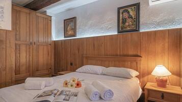 Familiehus, flere soverom, 2 bad, ved fjell (Traditional House Kal With Hot tub) | 4 soverom, skrivebord, skrivebord for bærbar PC og wi-fi (inkludert)