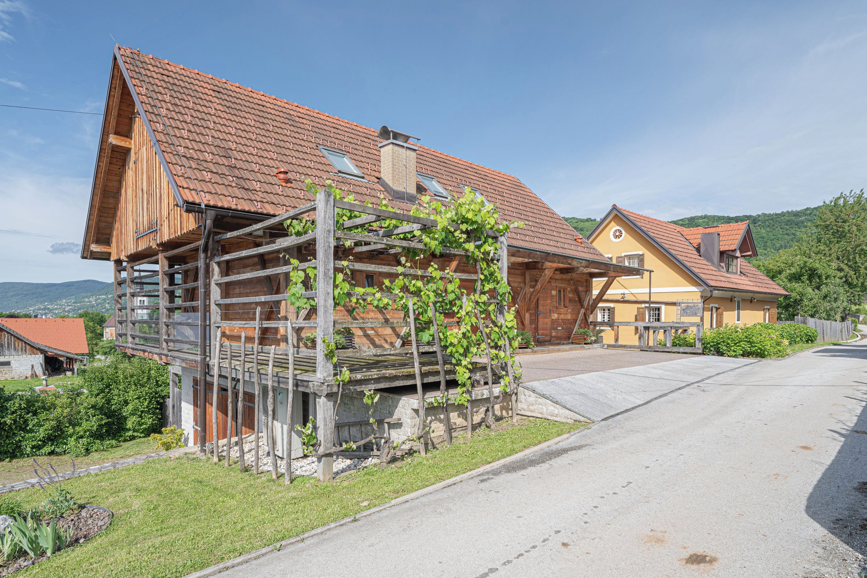 Familiehus, flere soverom, 2 bad, ved fjell (Traditional House Kal With Hot tub) | Eksteriør