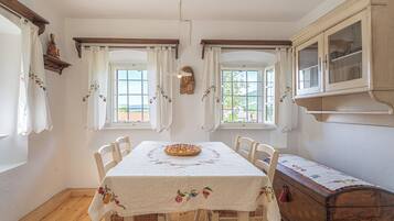 Family House, Multiple Bedrooms, 2 Bathrooms, Mountainside (Traditional House Kal With Hot tub) | Dining