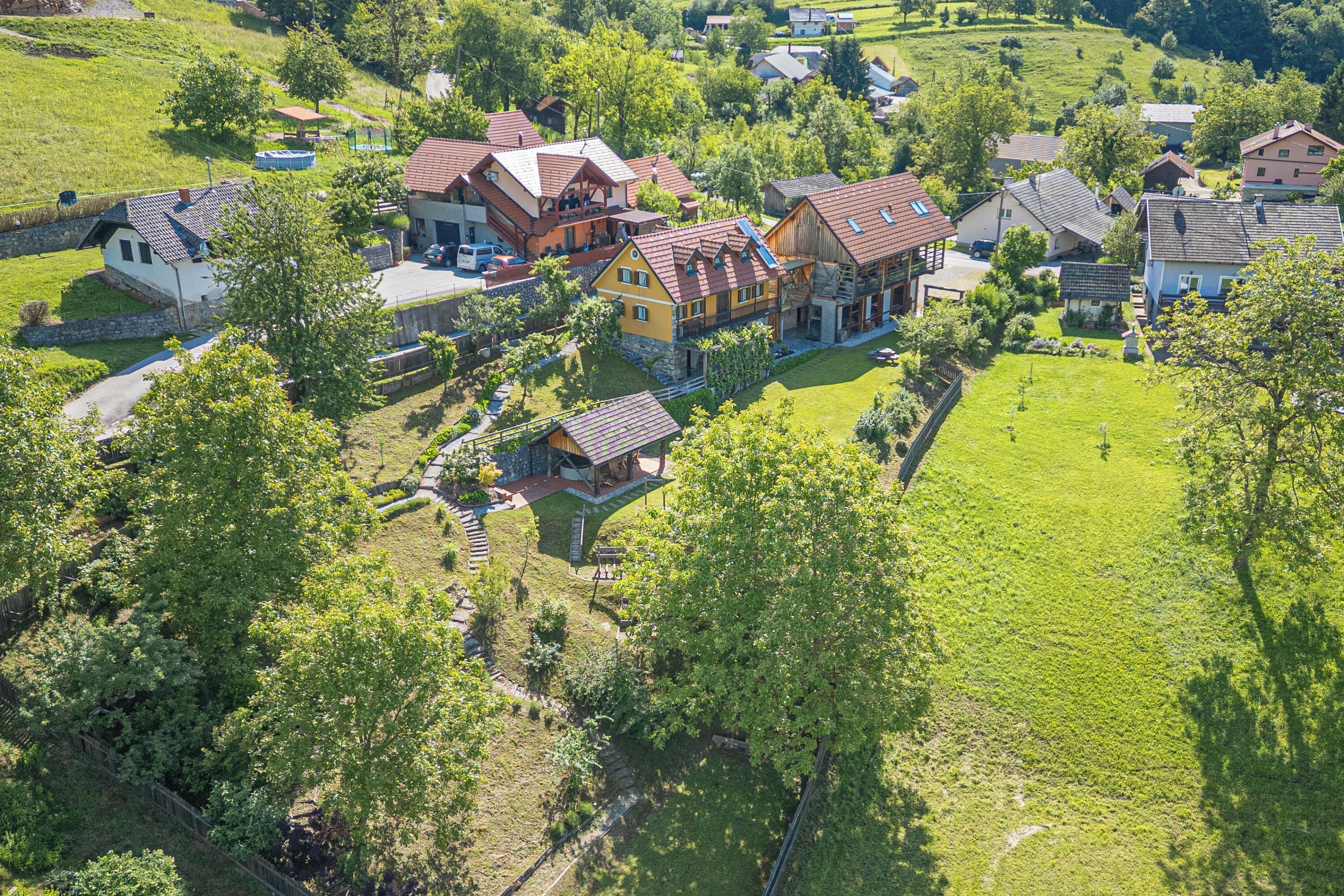 Family House, Multiple Bedrooms, 2 Bathrooms, Mountainside (Traditional House Kal With Hot tub) | Exterior