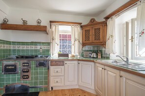 Family House, Multiple Bedrooms, 2 Bathrooms, Mountainside (Traditional House Kal With Whirlpool) | Private kitchen