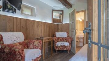 4 soverom, skrivebord, skrivebord for bærbar PC og wi-fi (inkludert)