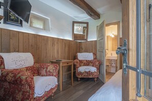 4 bedrooms, desk, laptop workspace, free WiFi