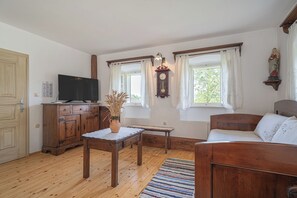 Maison Familiale, 3 chambres, 2 salles de bains (Traditional House Kal With Whirlpool) | Salle de séjour | Télévision LCD, cheminée, livres, chaîne hi-fi