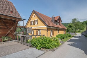 Nhà dành cho gia đình, 2 phòng ngủ, 2 phòng tắm, cạnh núi (Traditional House Kal With Hot tub) | Ngoại thất