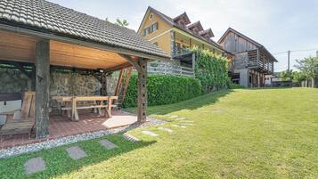Family House, Multiple Bedrooms, 2 Bathrooms, Mountainside (Traditional House Kal With Hot tub) | Outdoor dining