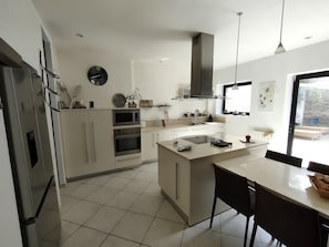 Frigorífico, microondas, horno y placa de cocina