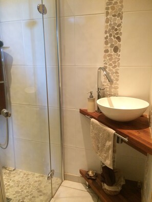 Baignoire, sèche-cheveux, serviettes fournies