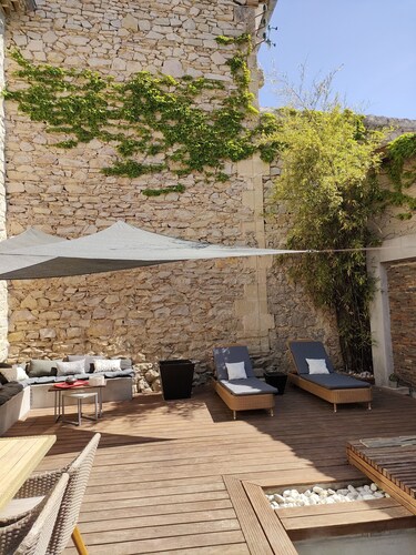 15mm from the beach, picturesque village, former cooperage with swimming pool!