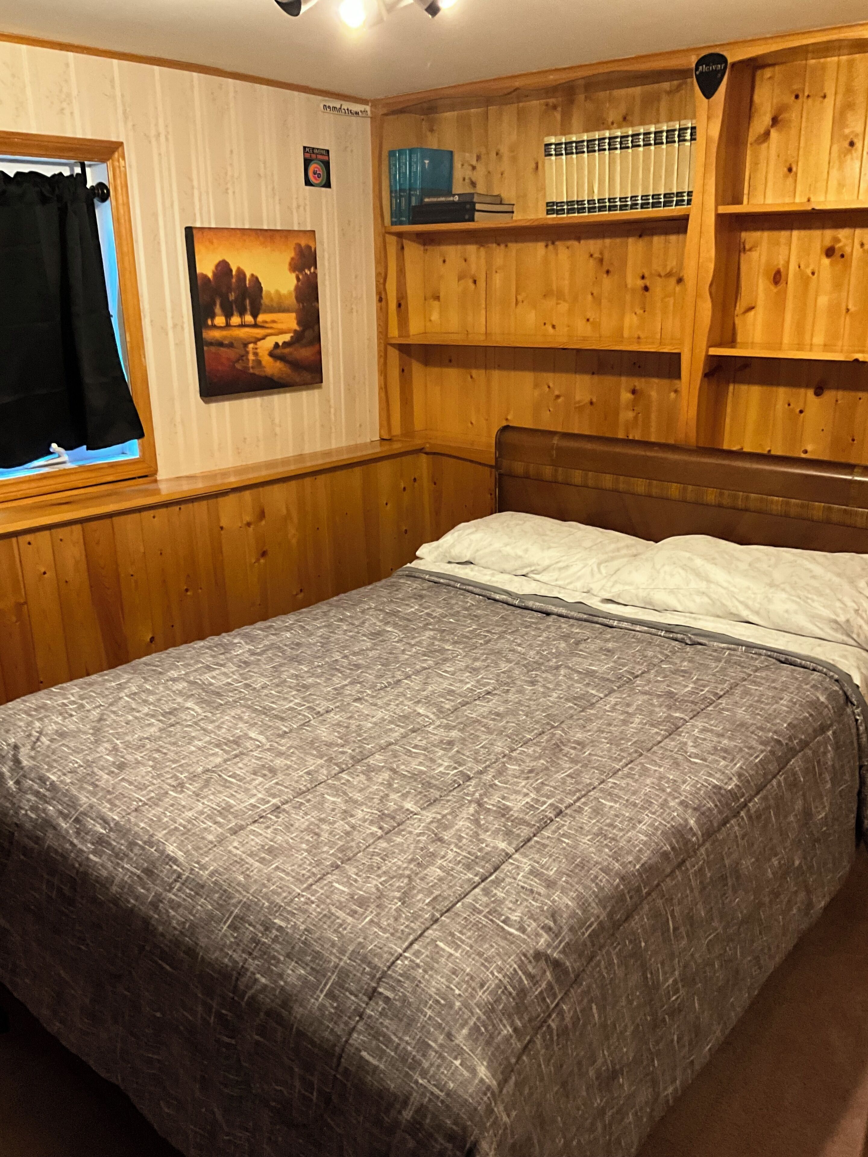 4 bedrooms, desk, WiFi (free), bed sheets