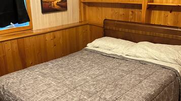 4 bedrooms, desk, WiFi (free), bed sheets