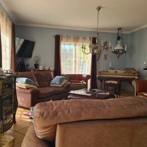 Smart TV, libri, impianto stereo, stampante