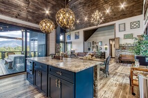 Fridge, microwave, oven, stovetop - YONDER MOUNTAIN LODGE - 3 BEDROOMS OF WOW!!! (Gatlinburg)