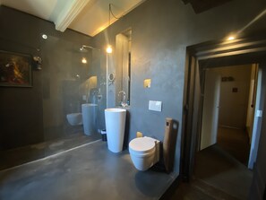 Shower, eco-friendly toiletries, hair dryer, towels - Unique overnight stay in a historic castle (1635) 🏰 (Käerjeng)