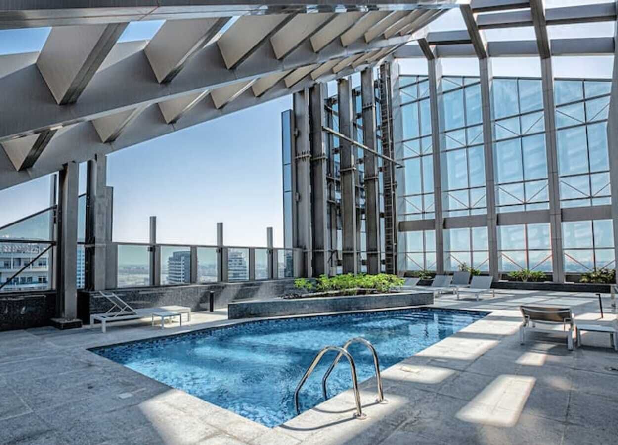 Alberca techada y alberca al aire libre