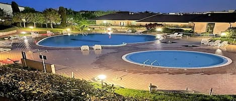 Seasonal outdoor pool