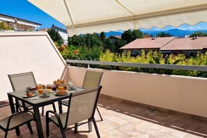 Outdoor dining - Kristall Lago Pool View (Desenzano del Garda)