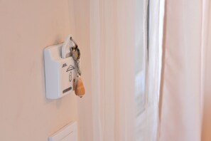 Ein an der Wand befestigtes Telefon mit Schlüsselkartenhalter.