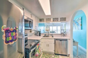 Fridge, microwave, stovetop, dishwasher - Ocean-View Balcony & Pool Access: Galveston Gem! (Galveston)