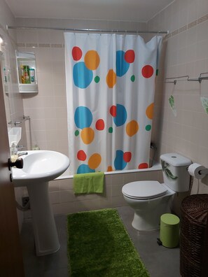 Shower, hair dryer, towels, toilet paper - Madeira Home Holidays - Stay. Relax. Enjoy. Small moments, big memories. (Caniço)