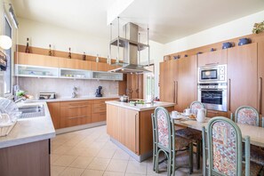 Réfrigérateur, micro-ondes, four, lave-vaisselle