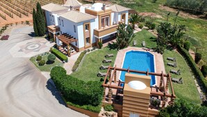 A large, modern villa with a swimming pool, surrounded by well-maintained gardens and a vineyard. - Quinta Dionysus | 6 Bedrooms | Own Vineyard | Albufeira (Albufeira)