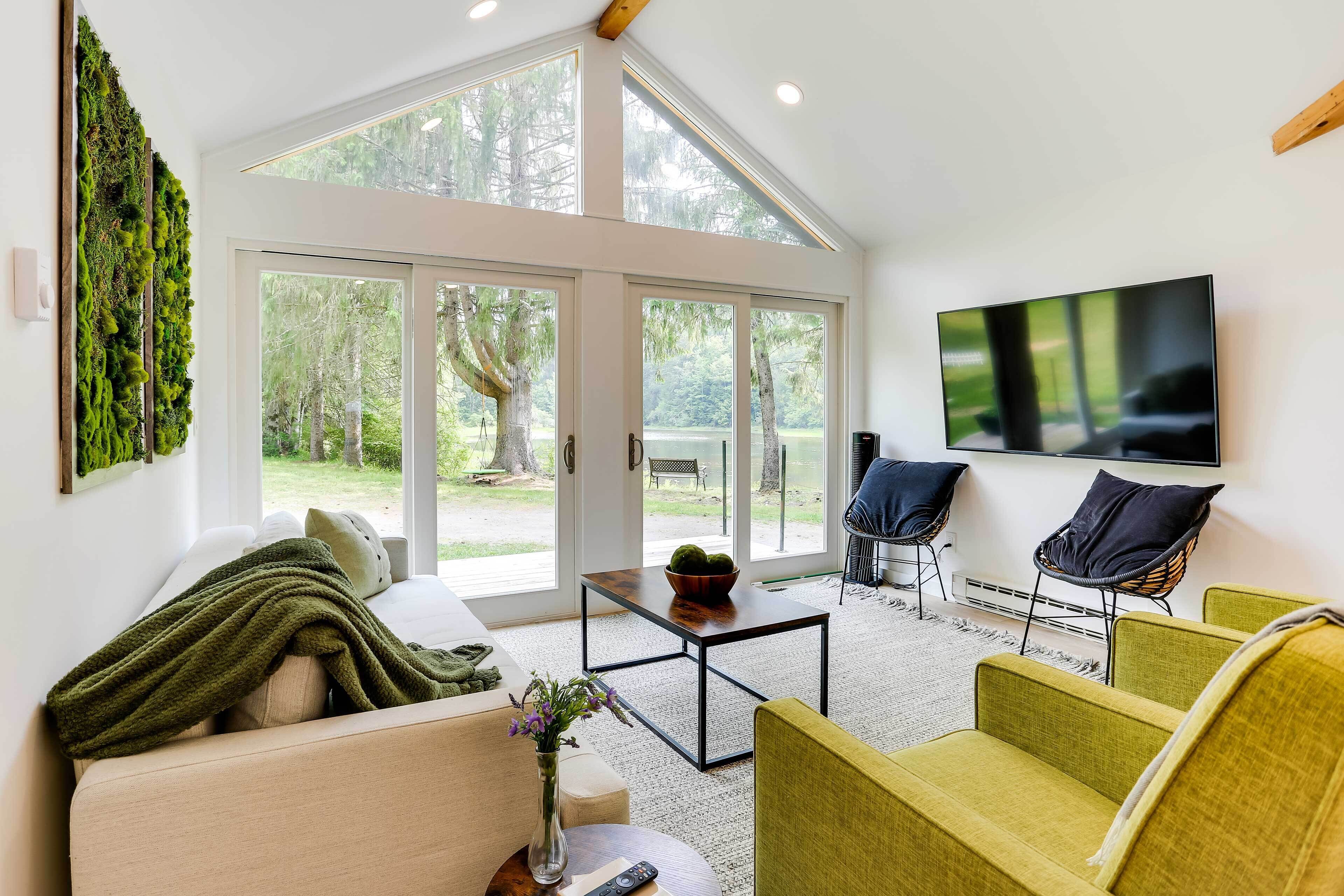 Modern Monticello Home w/ Hot Tub + Pond