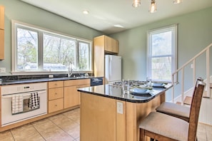 Fridge, microwave, stovetop, dishwasher