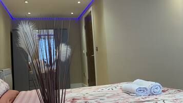 Apartment | 2 bedrooms, iron/ironing board, free WiFi, bed sheets
