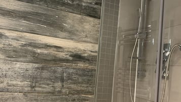 Apartment | Bathroom | Separate bathtub and shower, deep-soaking bathtub, towels