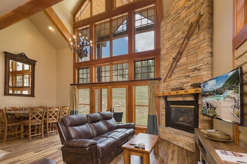 Pet Friendly Elkpoint Townhome - Ski in/Ski Out - Best Location - Arcade Game