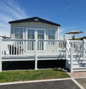 Cabin | Exterior - The Sea Breeze - Captivating Caravan in Camber (Rye)