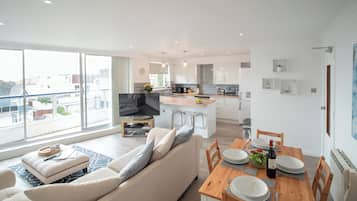Apartment | Living area | 30-inch TV with cable channels