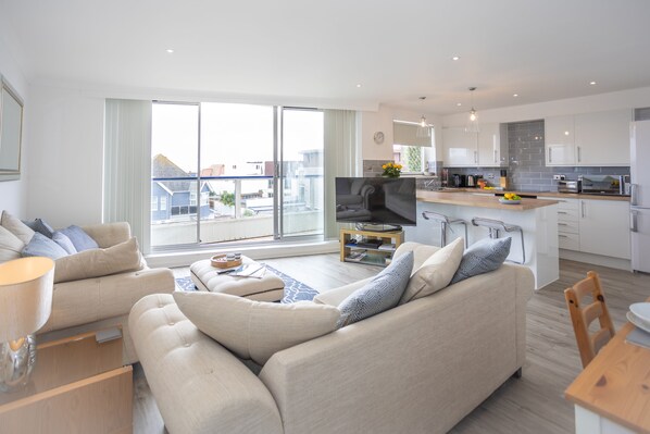 公寓 | 起居区 | 30-英寸电视(配备有线频道)