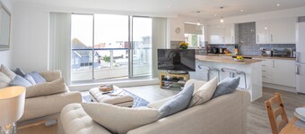 Stunning 2 bed Seaside Apartment With Sea Views