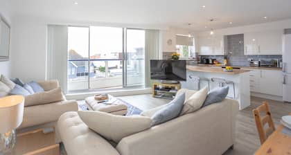 Stunning 2 bed Seaside Apartment With Sea Views