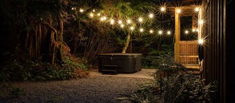 Florencia Bay I Elegant Rustic I Hot Tub I Fireplace