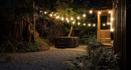 Florencia Bay I Elegant Rustic I Hot Tub I Fireplace