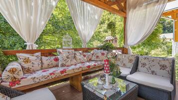 Family House, 2 Bedrooms (Holiday Home Fairytale) | Living room | 21-inch TV with digital channels, fireplace, stereo