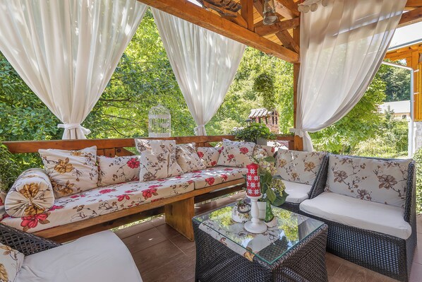 Family House, 2 Bedrooms (Holiday Home Fairytale) | Living room | 21-inch TV with digital channels, fireplace, stereo