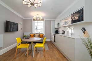 Fridge, microwave, oven, stovetop - 37 Doughty Street (London)