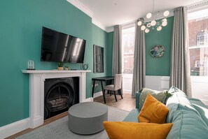 Departamento, 1 habitación | Área de sala de estar | Smart TV de 42 pulgadas con canales digitales y televisión