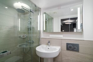 Shower, rainfall showerhead, free toiletries, hair dryer - 37 Doughty Street (London)