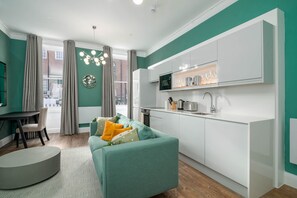 Fridge, microwave, oven, stovetop - 37 Doughty Street (London)