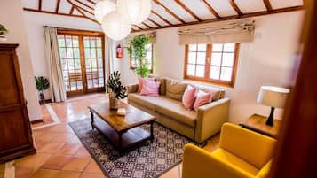 Bungalow de 2 dormitorios | Zona de estar | Una televisión de pantalla plana