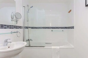 Basic Apartment, 1 Queen Bed with Sofa bed | Bathroom | Hair dryer, towels, soap, shampoo - Bright & Airy 1 Bedroom Apartment in Trendy Peckham (London)