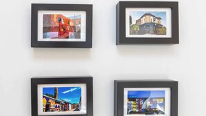 Cuatro fotografías enmarcadas de edificios.